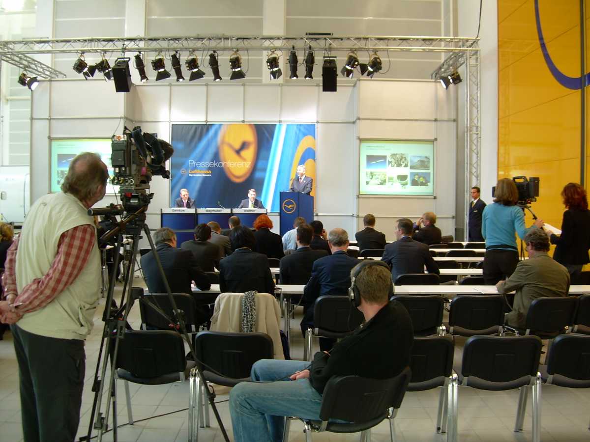 Pressekonferenz mit Simultanübersetzung 